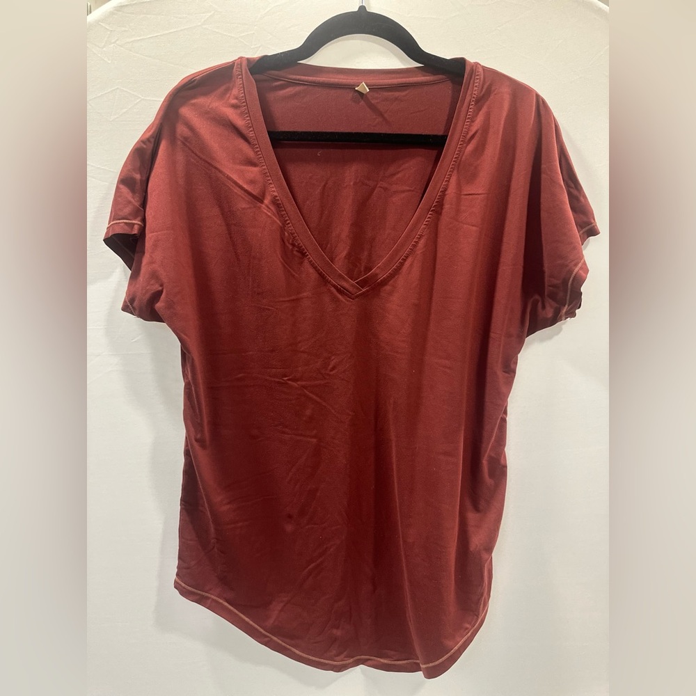 P'tula Women's Short Sleeve Vivian V-Neck Tee in Rust Brown